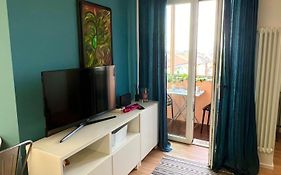 Gambara Urban Flat - Stylish And Next To Metro